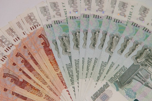 俄各大銀行今年以來(lái)在交易所凈買入人民幣超過(guò)1萬(wàn)億盧布